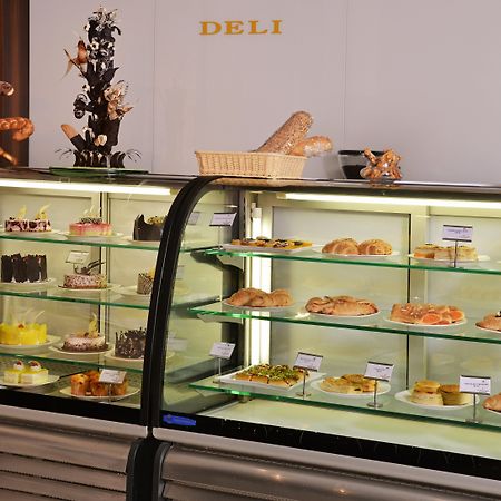 Holiday Inn Chandigarh Panchkula, An Ihg Hotel Εξωτερικό φωτογραφία A display case of pastries