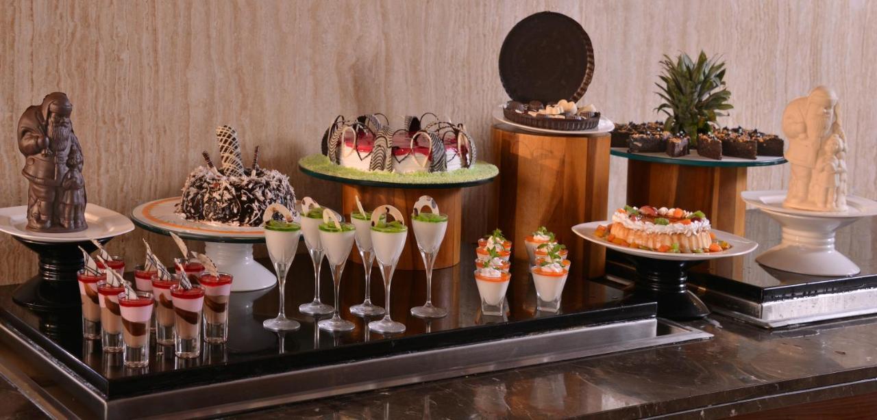 Holiday Inn Chandigarh Panchkula, An Ihg Hotel Εξωτερικό φωτογραφία A dessert buffet