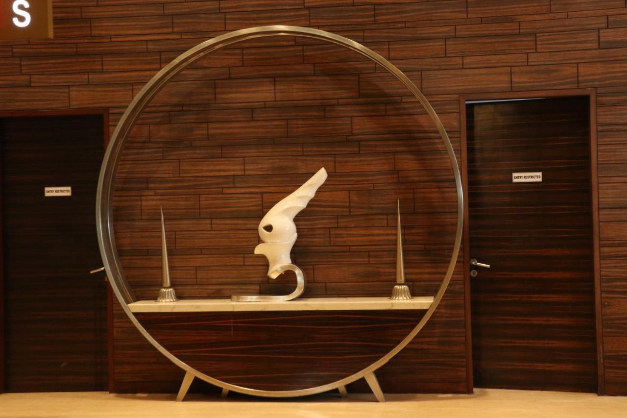 Holiday Inn Chandigarh Panchkula, An Ihg Hotel Εξωτερικό φωτογραφία The sculpture of the hotel's logo