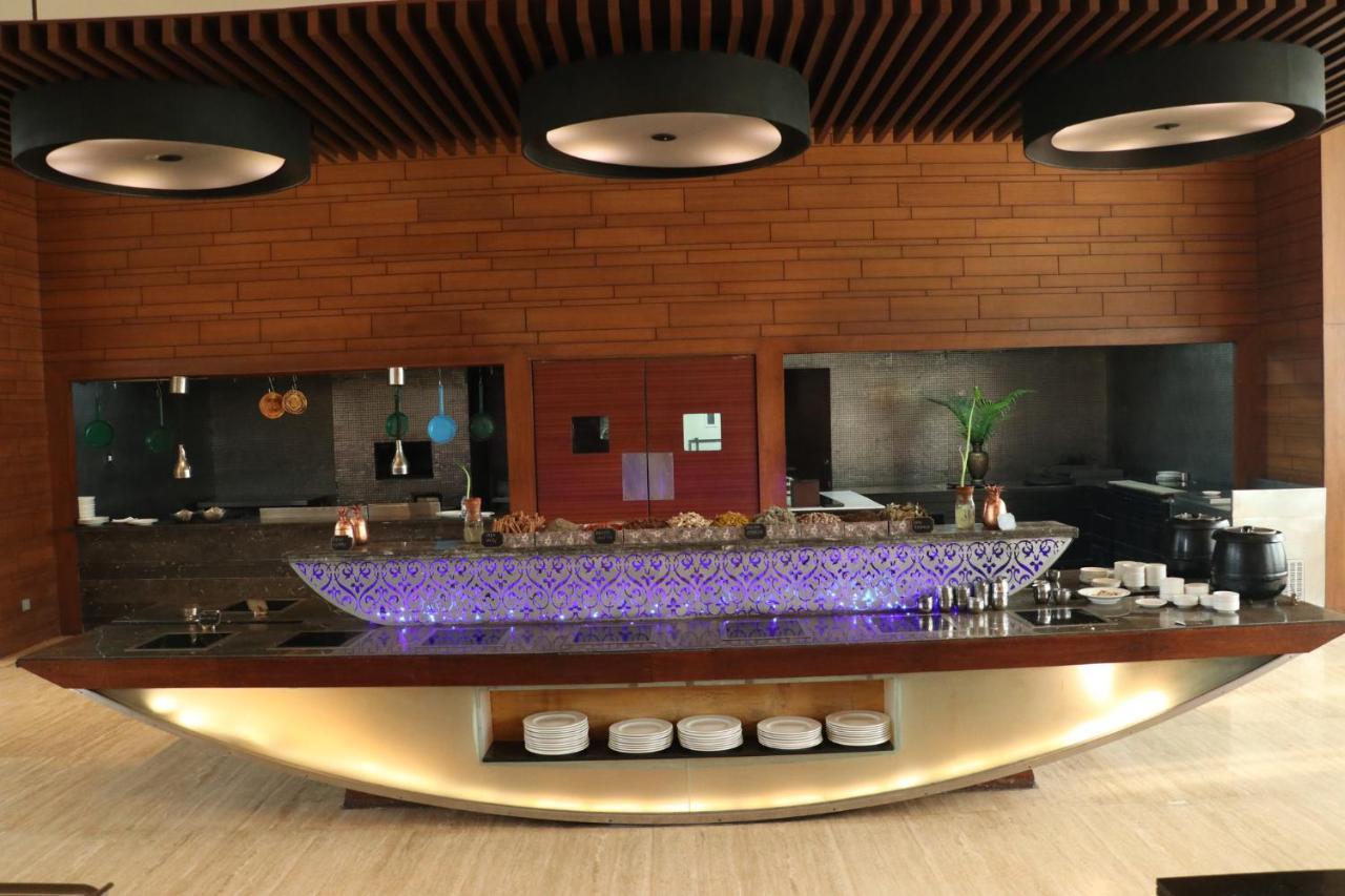 Holiday Inn Chandigarh Panchkula, An Ihg Hotel Εξωτερικό φωτογραφία The buffet at the lounge