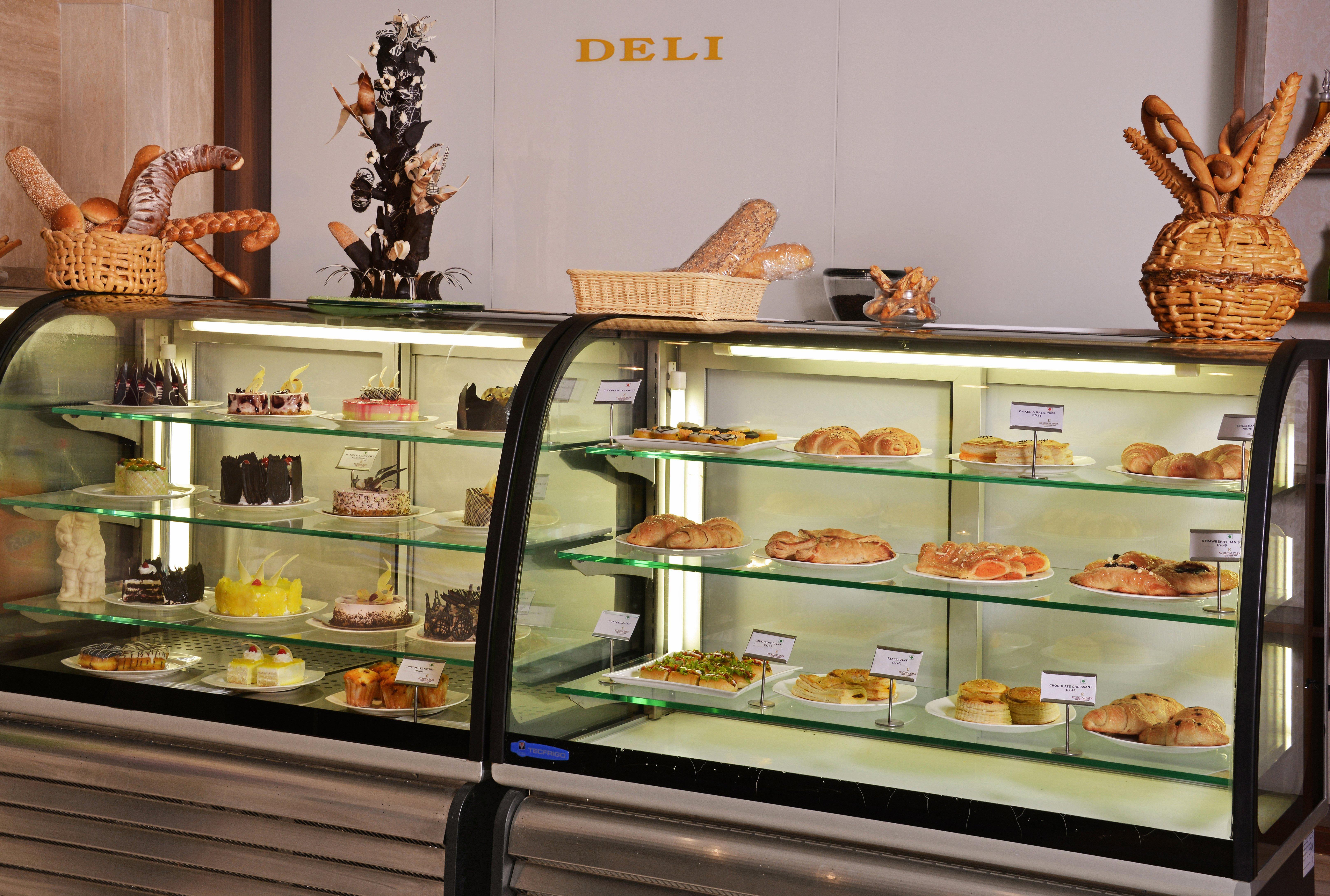 Holiday Inn Chandigarh Panchkula, An Ihg Hotel Εξωτερικό φωτογραφία A display case of pastries