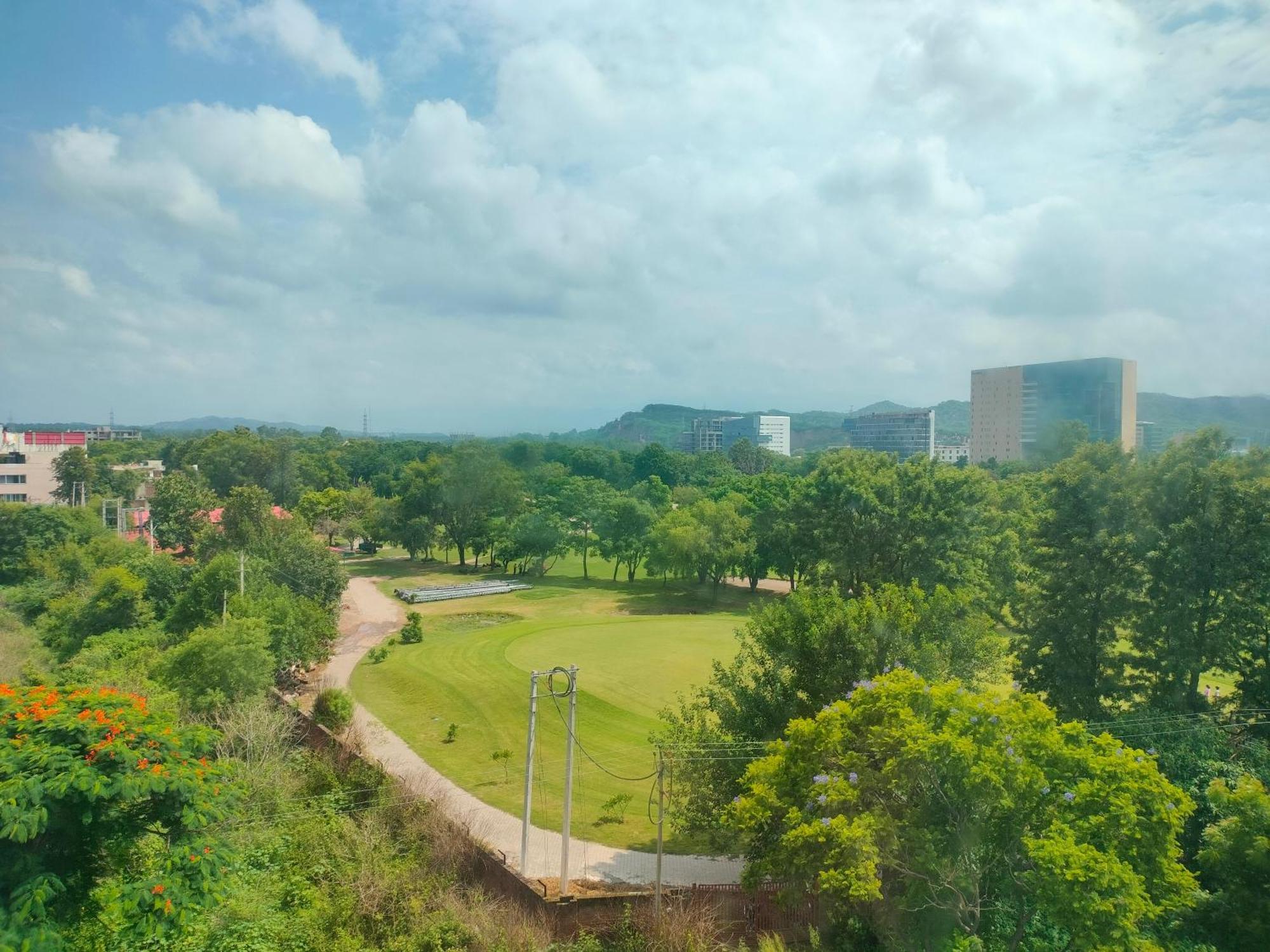 Holiday Inn Chandigarh Panchkula, An Ihg Hotel Εξωτερικό φωτογραφία View of the campus
