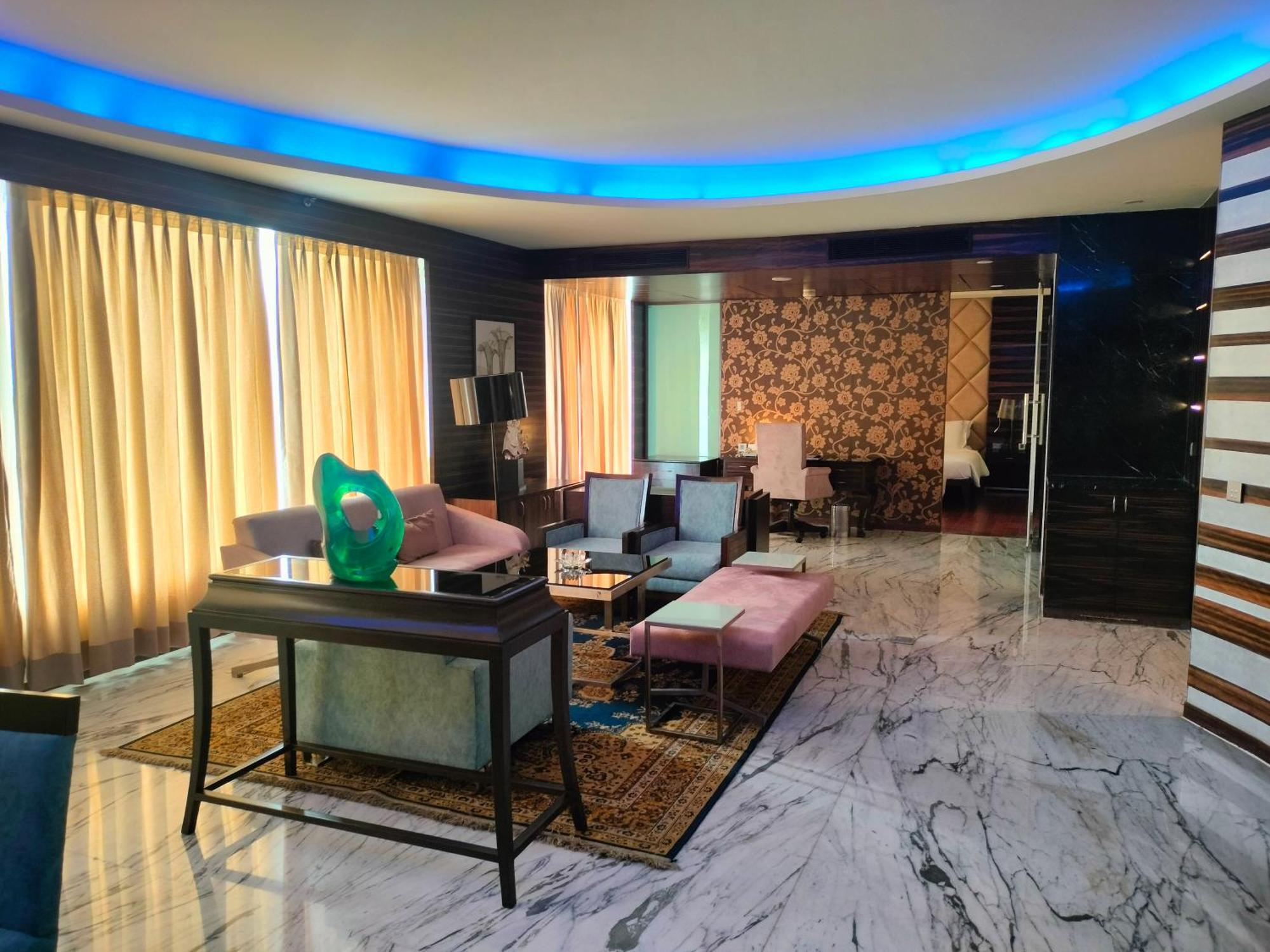 Holiday Inn Chandigarh Panchkula, An Ihg Hotel Εξωτερικό φωτογραφία A living room in a luxury apartment