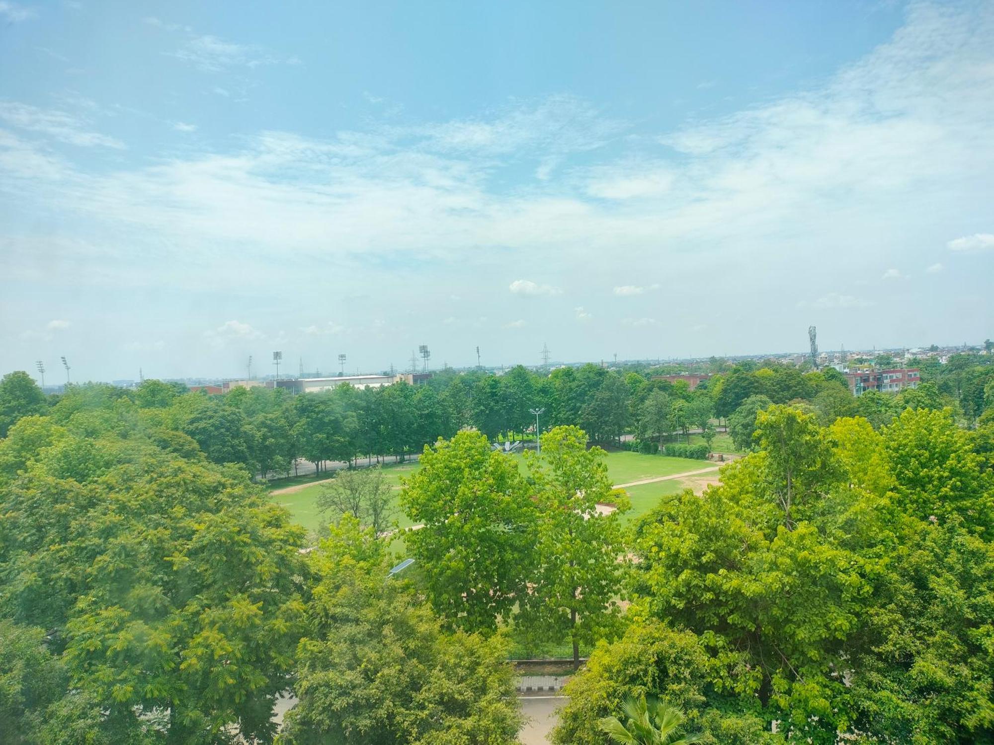 Holiday Inn Chandigarh Panchkula, An Ihg Hotel Εξωτερικό φωτογραφία View of the park from the observation tower