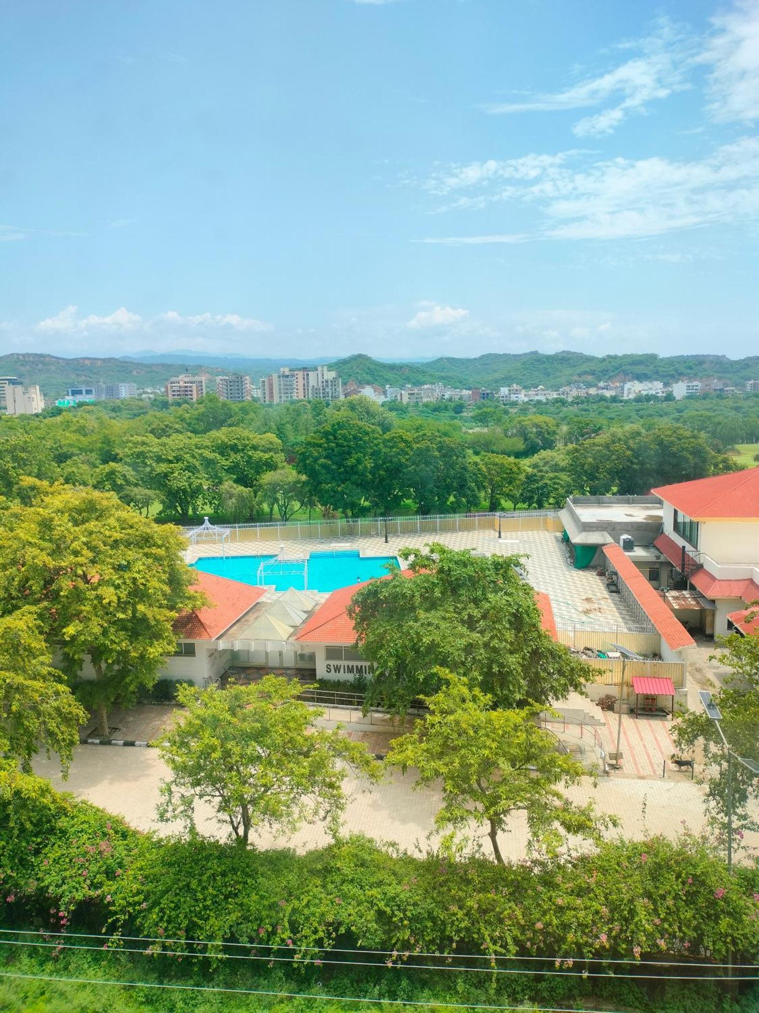 Holiday Inn Chandigarh Panchkula, An Ihg Hotel Εξωτερικό φωτογραφία Swimming pool