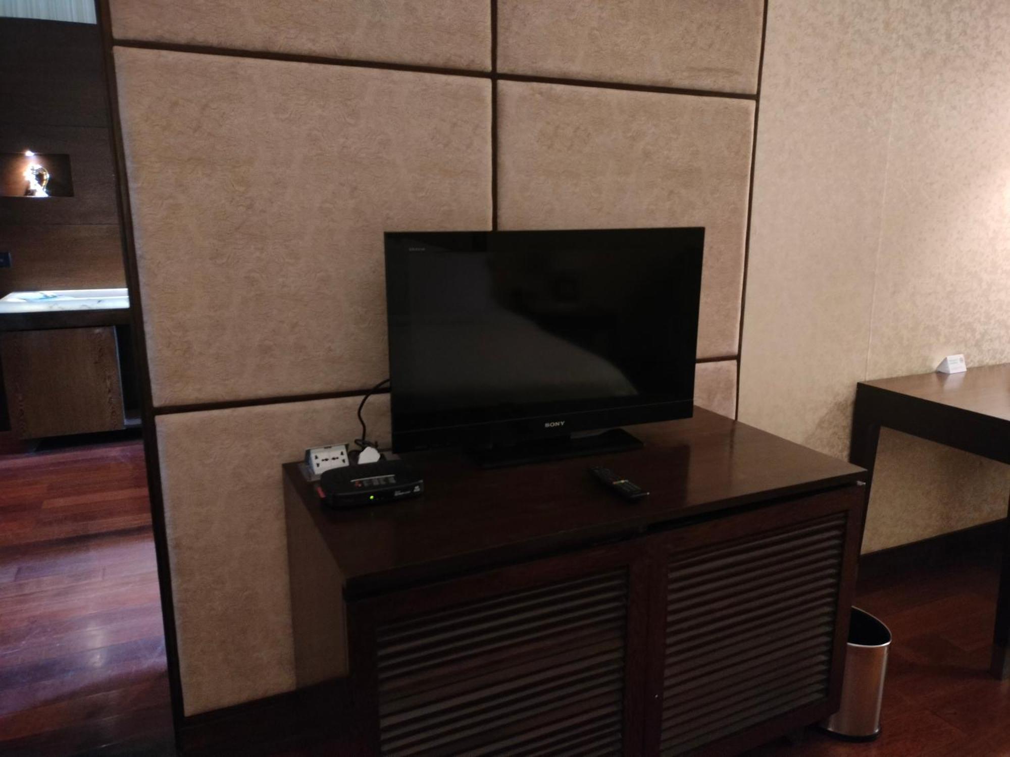 Holiday Inn Chandigarh Panchkula, An Ihg Hotel Εξωτερικό φωτογραφία A television in a hotel room