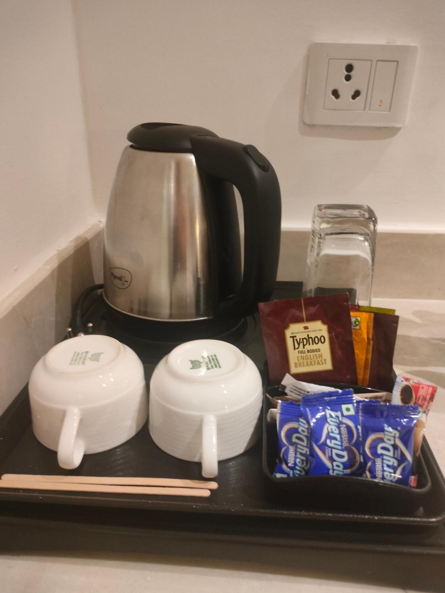 Holiday Inn Chandigarh Panchkula, An Ihg Hotel Εξωτερικό φωτογραφία A kettle with tea bags and cups