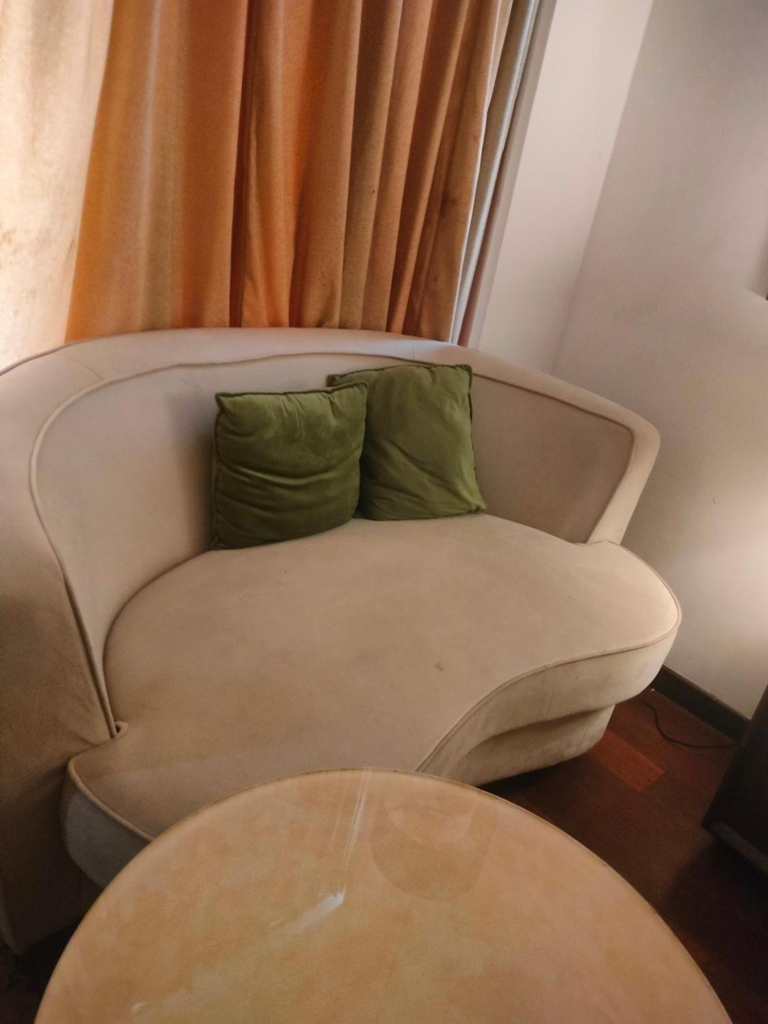 Holiday Inn Chandigarh Panchkula, An Ihg Hotel Εξωτερικό φωτογραφία A sofa in a hotel room